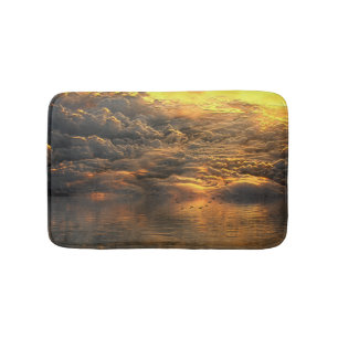 Het landschap van wolken en water met vogels badmat