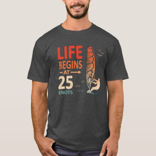 Het leven begint bij 25 knopen Windsurfer T-shirt