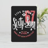 Het leven begint op 67 | 67e verjaardag kaart (Staand voorkant)