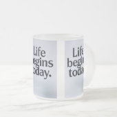 Het leven begint vandaag matglas koffiemok (Voorkant rechts)