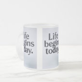 Het leven begint vandaag matglas koffiemok (Voorkant links)