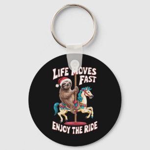 Het leven beweegt snel luiaard op carrousel paard  sleutelhanger