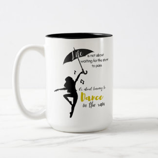 Het leven gaat er niet om te wachten tot het storm tweekleurige koffiemok