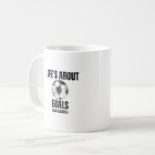 Het leven gaat over doelen en helpt grappig voetba koffiemok (Voorkant links)