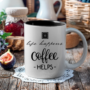 Het leven gebeurt koffie helpt monogram grappig tweekleurige koffiemok