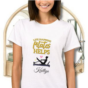 HET LEVEN GEBEURT PILATES HELPT REFORMER NAAM T-SHIRT