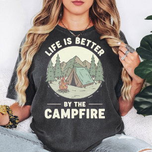 Het leven is beter bij het kampvuur Kamperen Natuu T-shirt