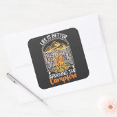 Het leven is beter bij het kampvuur reizen vierkante sticker (Envelop)
