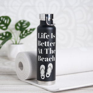 Het leven is beter bij het strand op maat geïsolee waterfles