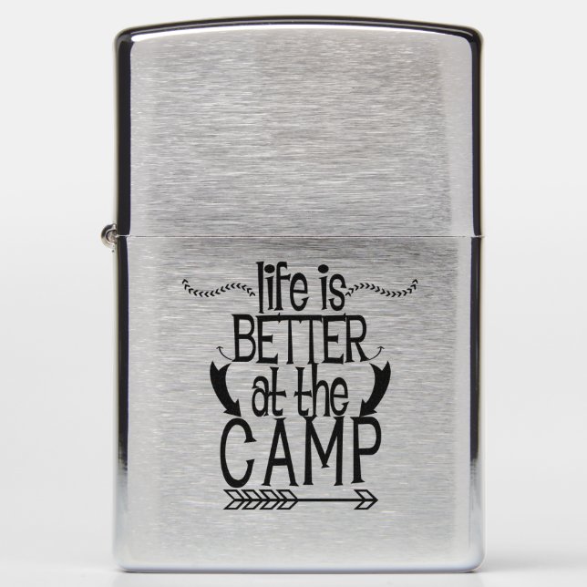Het leven is beter in het kamp Zippo Lighter (Voorkant)