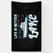 Het leven is beter in het meer - Pontoon Boat Gift Spandoek (Verticaal)