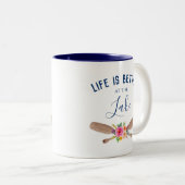 Het leven is beter in het meer van de roestelijke tweekleurige koffiemok (Voorkant rechts)