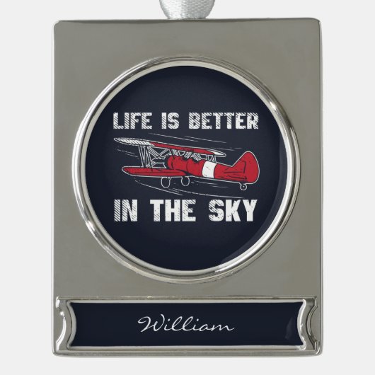 Het leven is beter in Skies Pilot Kerstmis Verzilverd Banner Ornament (Voorkant)