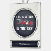 Het leven is beter in Skies Pilot Kerstmis Verzilverd Banner Ornament (Links)