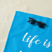 Het leven is beter in teenslippers. strandlaken (In situ)