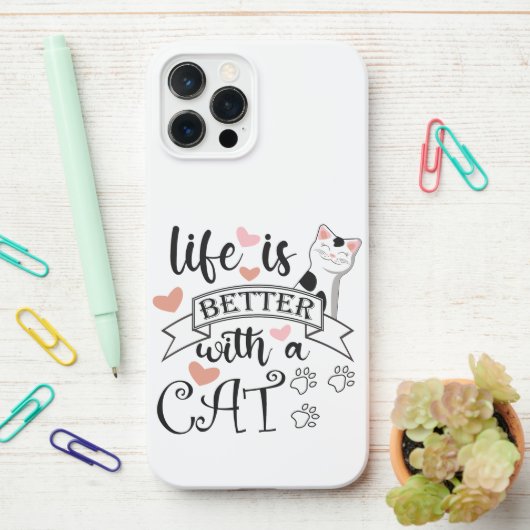 Het leven is beter met een Cat quote slogan iPhone Hoesje (Op bureau)