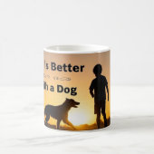 Het leven is beter met een hond, jonge jongen, zon koffiemok (Center)
