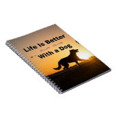 Het leven is beter met een hond, jonge jongen, zon notitieboek (Rechterzijde)