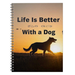 Het leven is beter met een hond, jonge jongen, zon notitieboek
