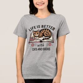 Het leven is beter met katten en boeken 🐾📚 Tri-Blend shirt