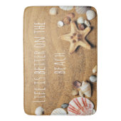 Het leven is beter op het strand Fun Nautical geïn Badmat (Voorkant Verticaal)