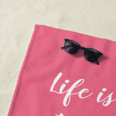 Het leven is beter op het strand roze teenslippers strandlaken (In situ)