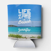 Het leven is beter op het strand wit zandblauw zee blikjeskoeler (Achterkant)