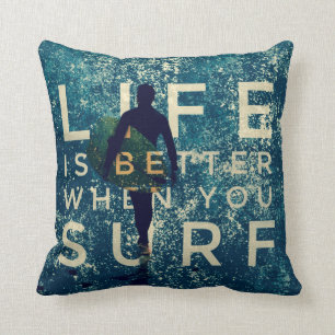 HET LEVEN IS BETER WANNEER U SURF - oceaangroen Kussen