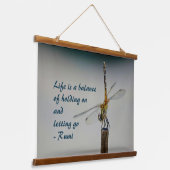 Het leven is een Balansnota Dragonfly Fotografisch Hangend Wandkleed (Gebogen)