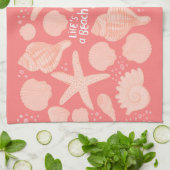 Het leven is een blokroze zeeschelpen op roze theedoek (Gevouwen)