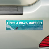 Het leven is een golf, vat het citaat op bumpersticker (Op auto)