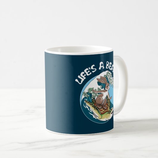 Het leven is een strand - Rabbit en Turtle Surfing Koffiemok (Voorkant rechts)