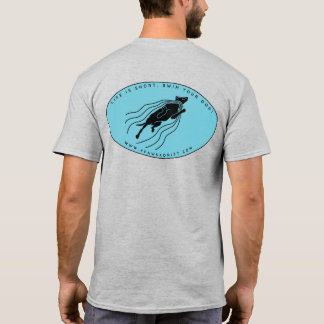 Het leven is kort. Zwemmen met je hond. Grote Logo T-shirt