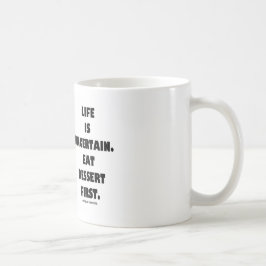 Het leven is onzeker. Eet eerst dessert. (Humor) Koffiemok