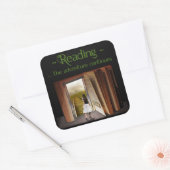 Het lezen, het avontuur gaat verder vierkante sticker (Envelop)