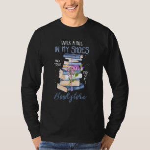 Het lezen van boeken of een stapel in mijn schoene t-shirt
