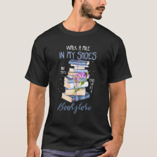 Het lezen van boeken of een stapel in mijn schoene t-shirt