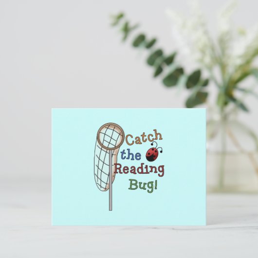 Het lezen van tshirts en cadeautjes briefkaart (Staand voorkant)