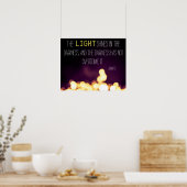 "Het licht schijnt in het donker" Poster (Keuken)