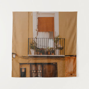 HET LIJST VAN HET VENSTER VAN DE BROWN WOODEN MET WANDKLEED
