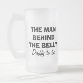 Het man achter de mok van buikbier voor vader (Links)