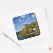 Het meer van Bled met bomen in herfstkleuren in Sl Vierkante Sticker (Envelop)