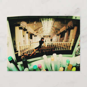 Het meisje in het Afbeelding houdt van slinkse pos Briefkaart