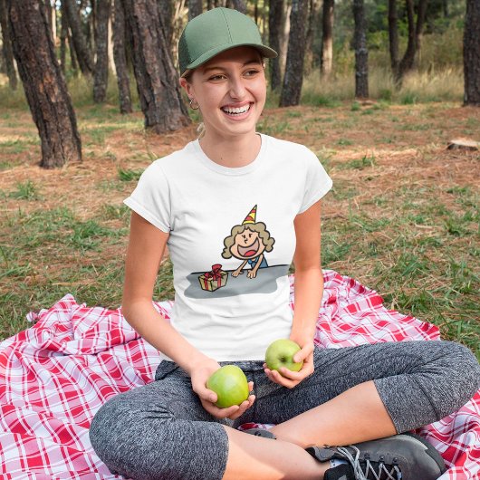 Het meisje van de verjaardag met een cadeau t-shirt