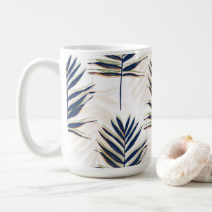 Het moderne blauwe palm laat gouden strepen in het koffiemok