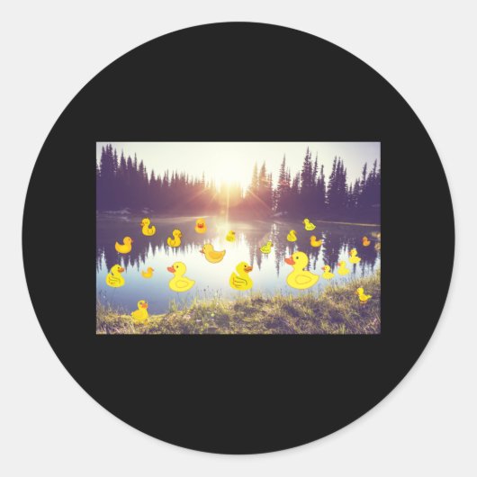 Het mooie meer in de zon stijgt met plastic dack ronde sticker (Voorkant)