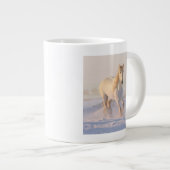 Het mooie witte paard Galloping in de sneeuw Extra Grote Beker (Voorkant rechts)