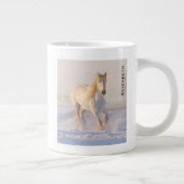 Het mooie witte paard Galloping in de sneeuw Extra Grote Beker (Rechts)