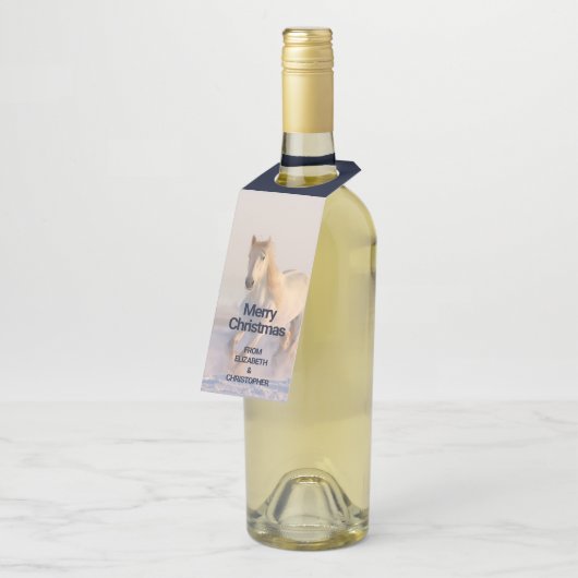 Het mooie witte paard Galloping in de sneeuw Flessenhanger (Schuin)