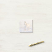Het mooie witte paard Galloping in de sneeuw Post-it® Notes (Op bureau)